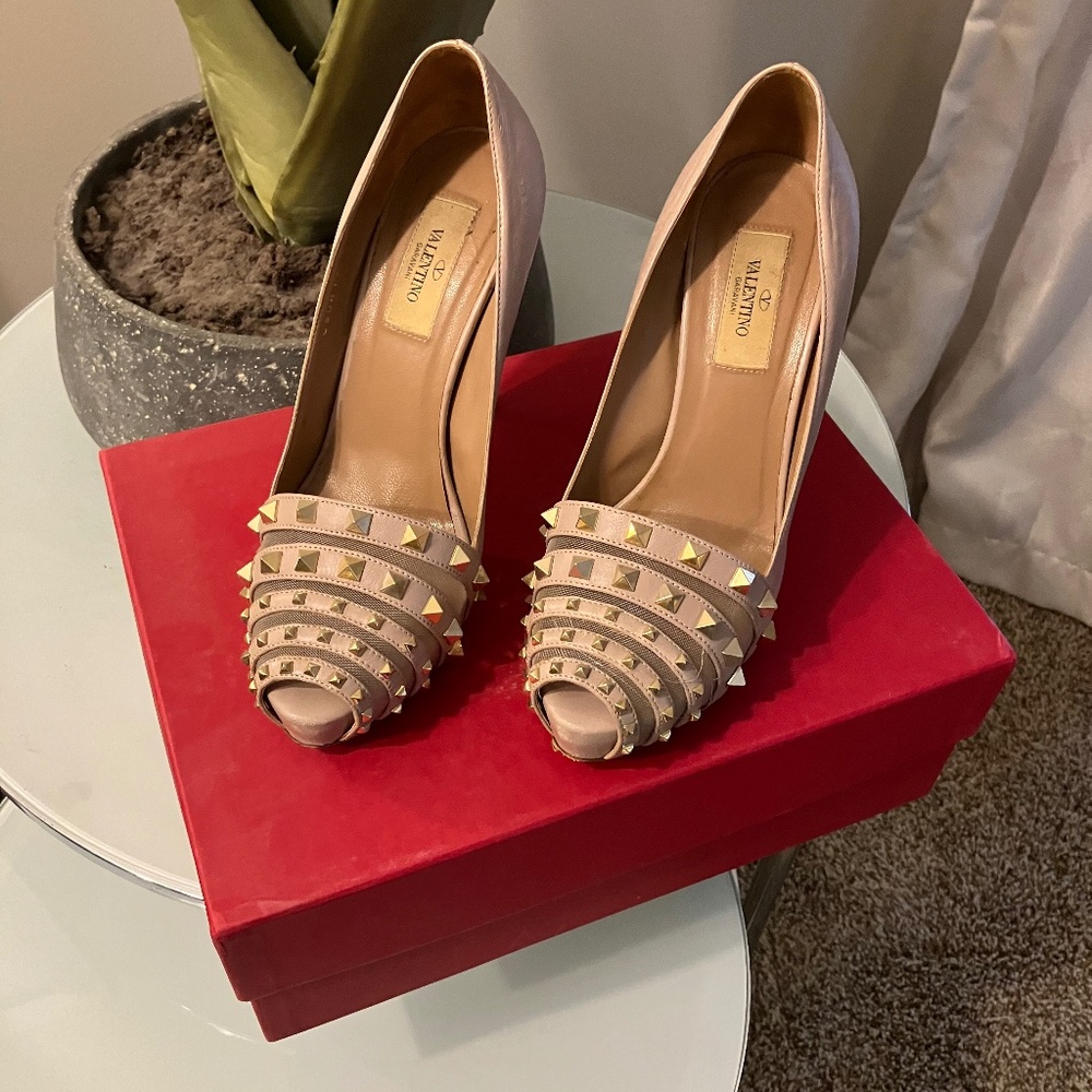 Valentino blush rock stud pumps